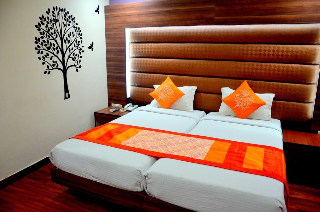 Geetika Galaxy Hotel Kanpur Exterior foto
