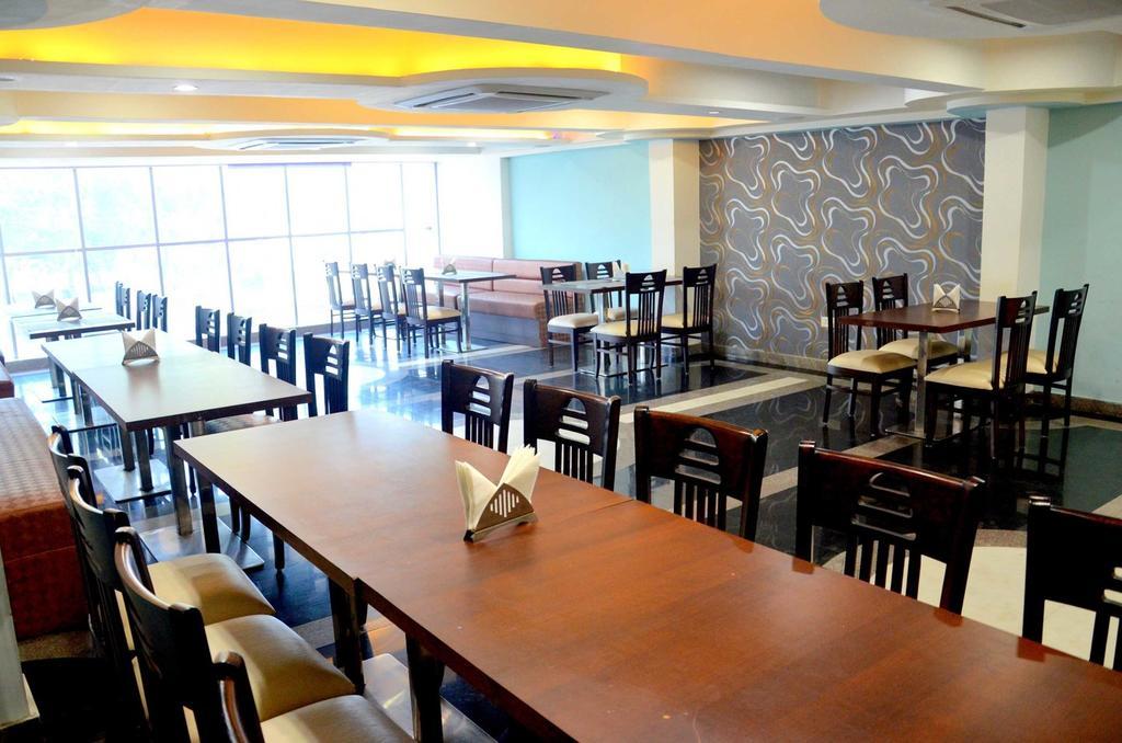 Geetika Galaxy Hotel Kanpur Exterior foto