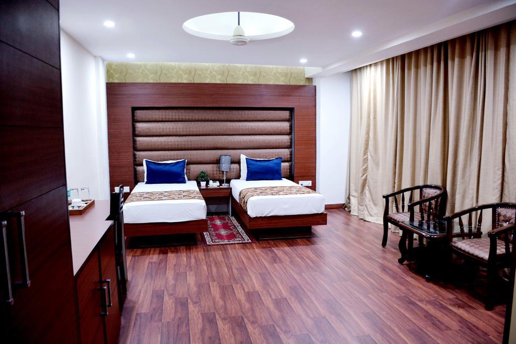 Geetika Galaxy Hotel Kanpur Exterior foto