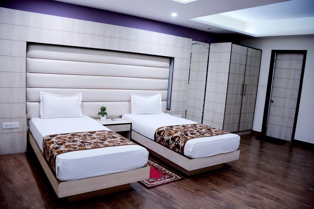 Geetika Galaxy Hotel Kanpur Exterior foto