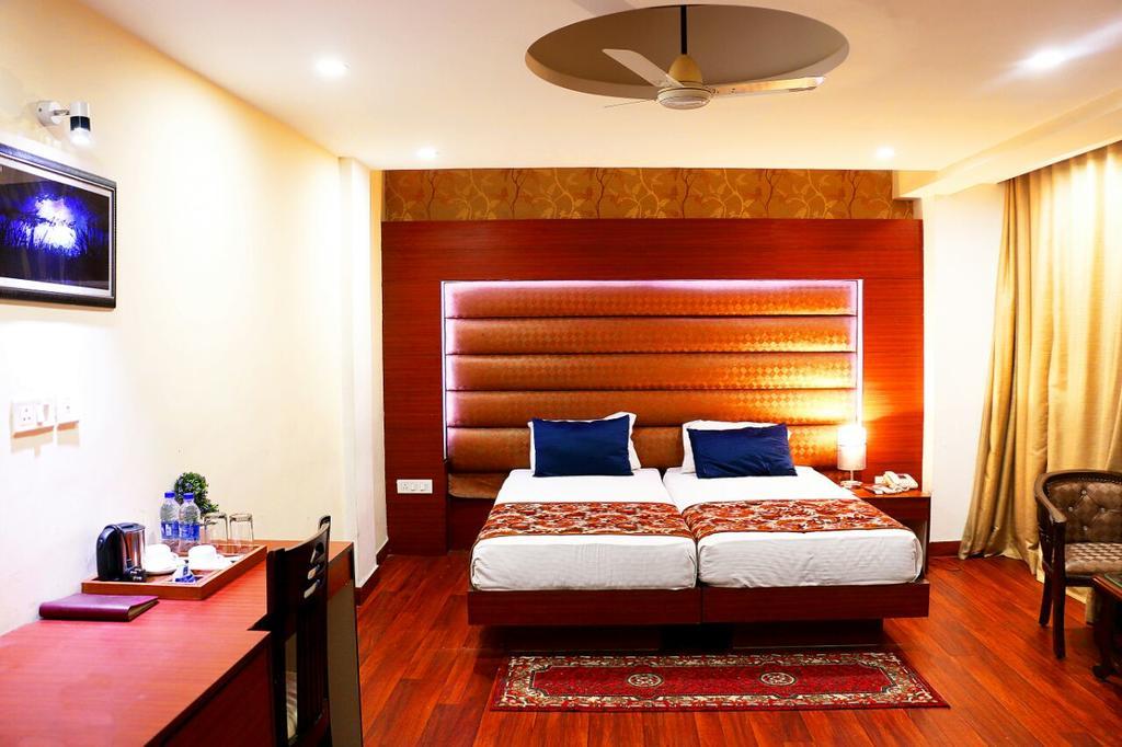 Geetika Galaxy Hotel Kanpur Exterior foto