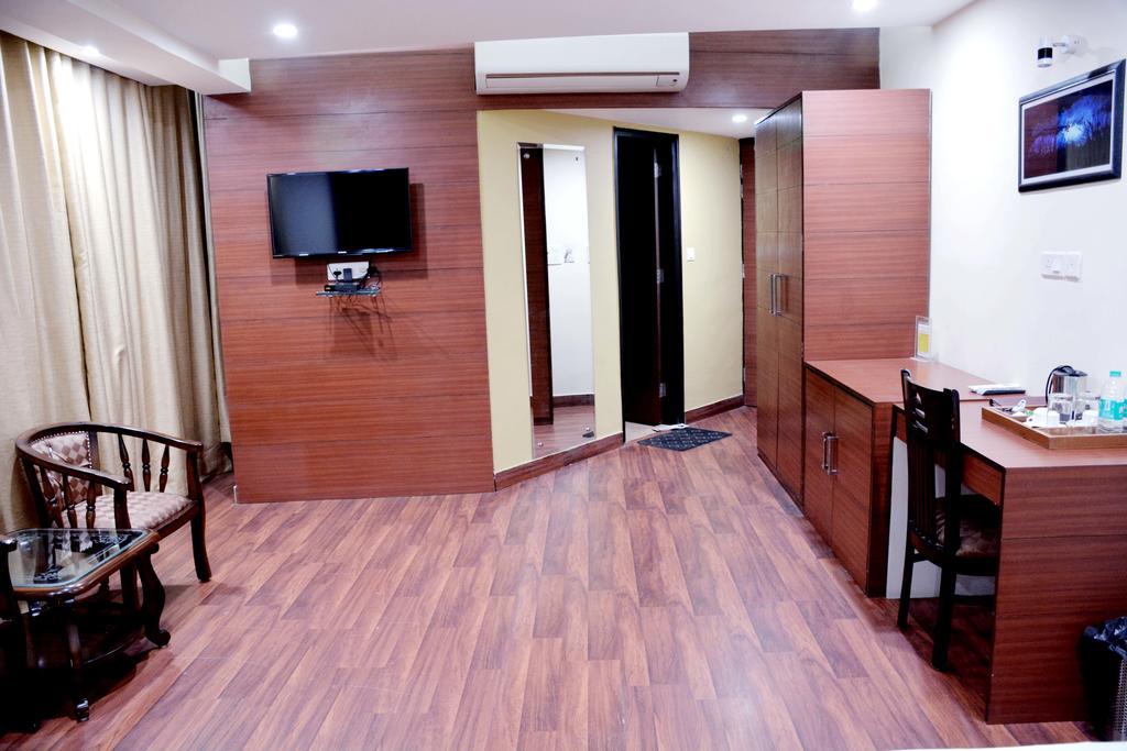 Geetika Galaxy Hotel Kanpur Exterior foto